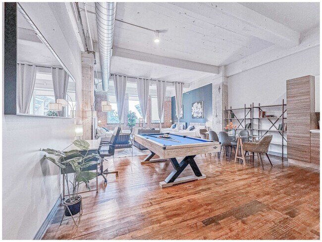 Building Photo - 555 Evergreen St