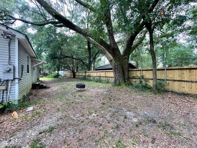 Building Photo - Convenient Location off Halls Mill