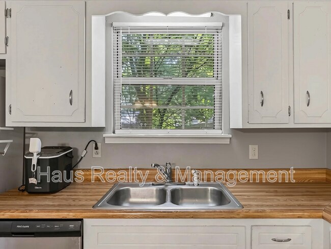 Building Photo - 114 Cunningham Pl