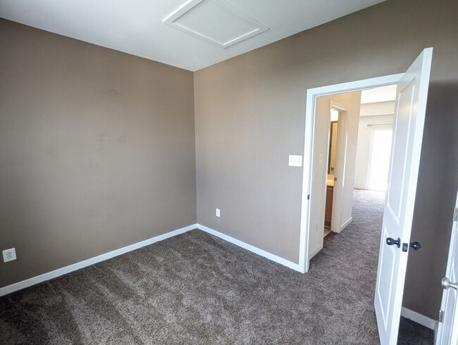 Building Photo - Modern 4 level townhouse available for imm...