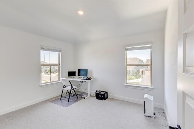 Building Photo - 533 Pickrell Lp