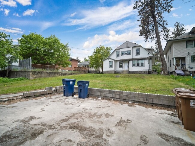 Building Photo - Quaint and Cute 1 Bedroom Close to Hospitals