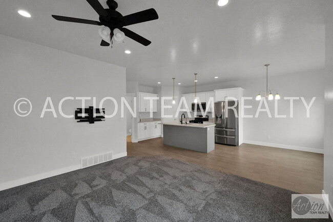 Building Photo - Mid-Row Townhome located in Bluffdale!