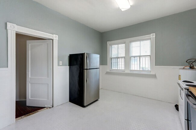 Building Photo - Renovated Two Bedroom Aprtment
