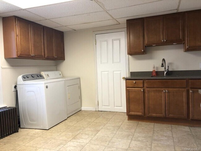 Building Photo - 9 Main St