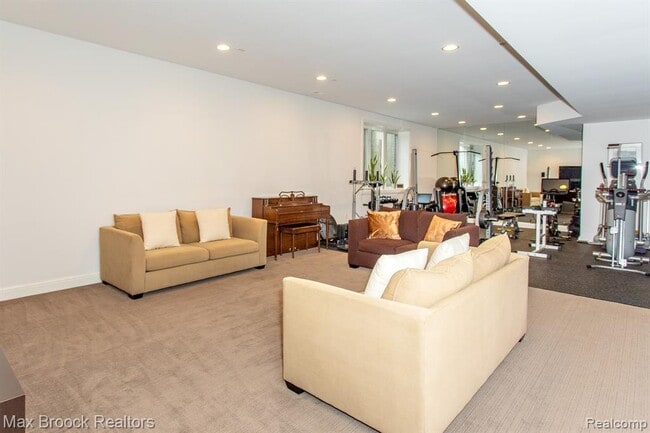 Building Photo - 25925 York Rd