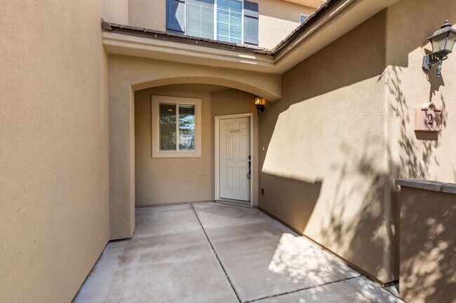 Building Photo - 3 bedroom, 2.5 bathroom St. George Home