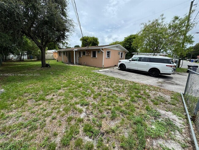 Building Photo - 844 NW 18th Ave