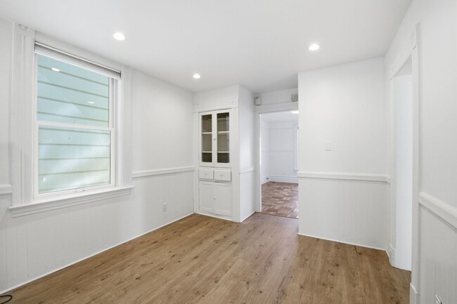 Building Photo - 321 Moultrie St