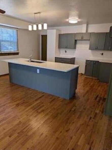 Building Photo - 1393 S Foothill Dr