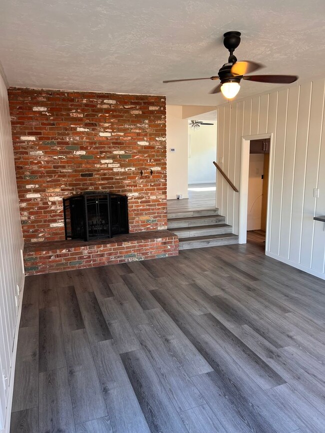 Building Photo - AVAILABLE NOW: Freshly remodeled 4 bedroom...