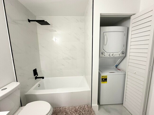 Building Photo - 10033 Winding Lake Rd