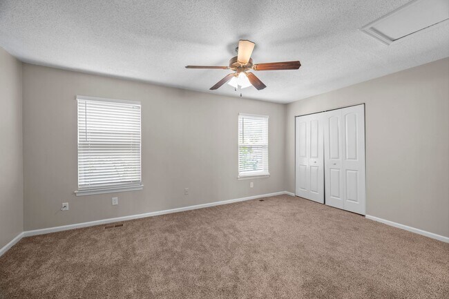 Building Photo - 2 Bed | 1.5 Bath | Private Backyard | Prim...