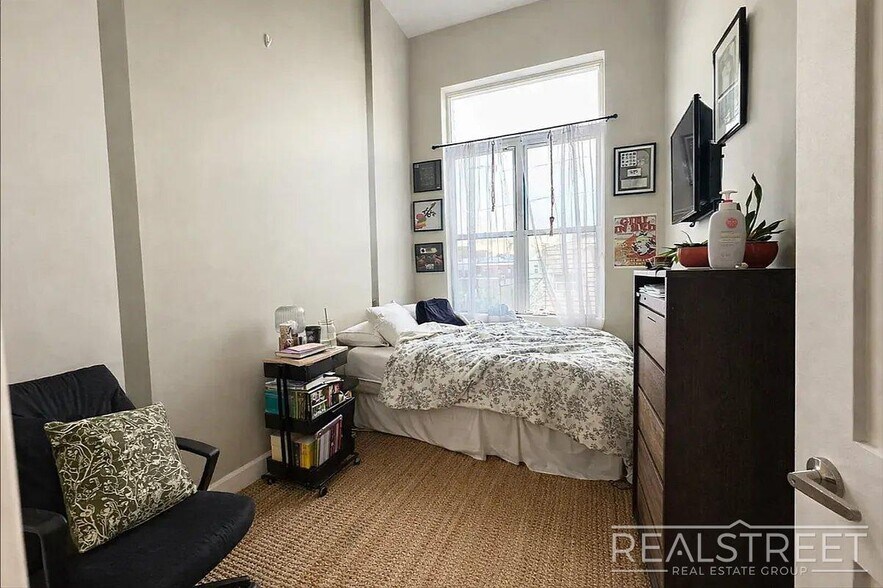 Building Photo - Spacious 3-Bedroom Residence Near Maria Hernandez Park