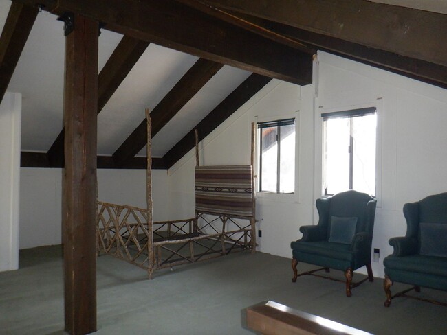 Building Photo - 3 Bedroom, dog upon approval!