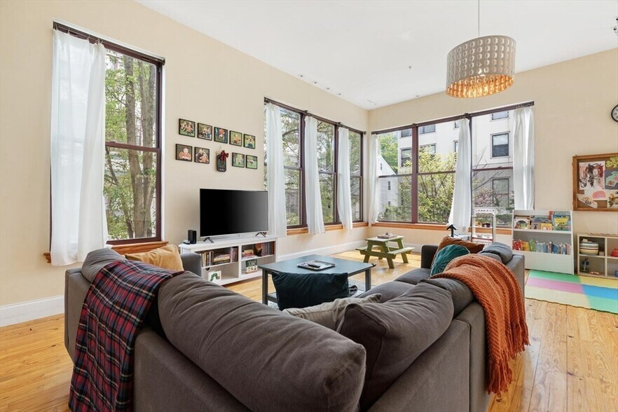 Primary Photo - 87 Brookside Ave