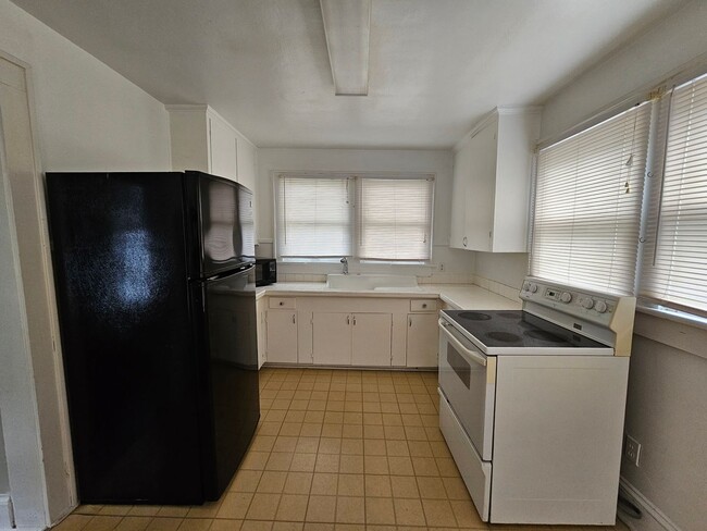 Building Photo - Charming 1/1 Home Just Minutes from Campus