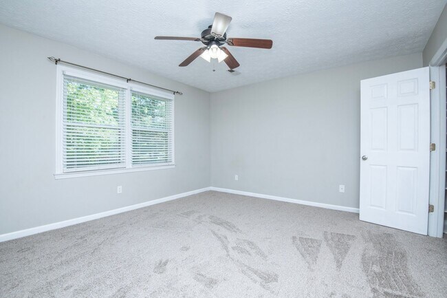 Building Photo - Knoxville 37922 - 3 bedroom, 2 bath with fenced-in yard - Call Susan Niedergeses (865) 300-4722