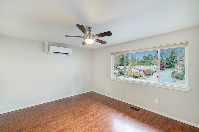 Building Photo - 2Bd/1.75Ba Kirkland Townhouse