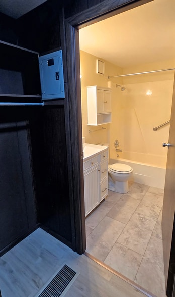 Building Photo - 27035 Oakmead Dr