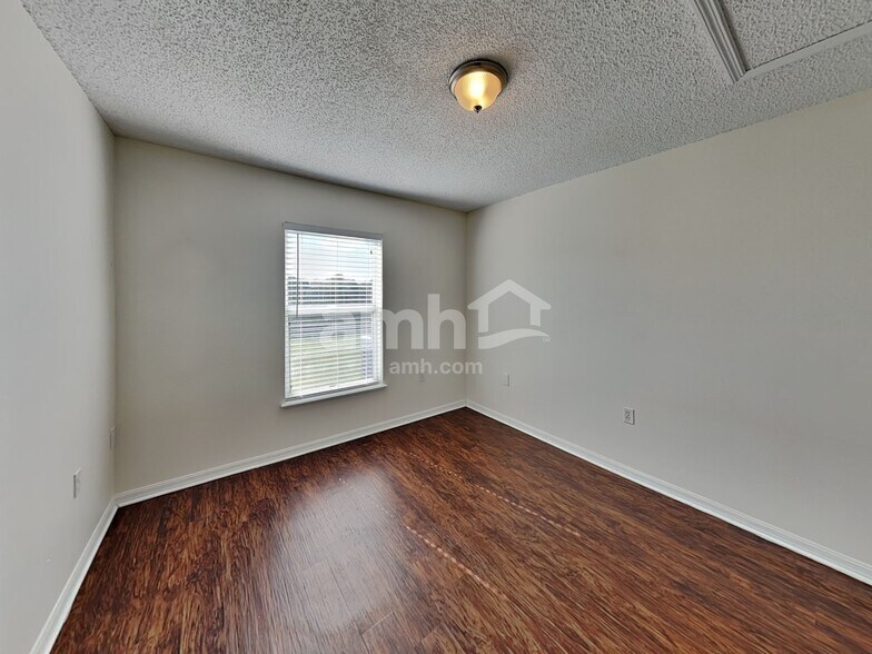 Building Photo - 7378 High Bluff Rd N