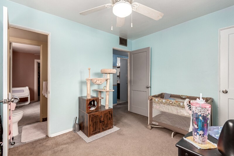 Building Photo - 2801 W Glenrosa Ave