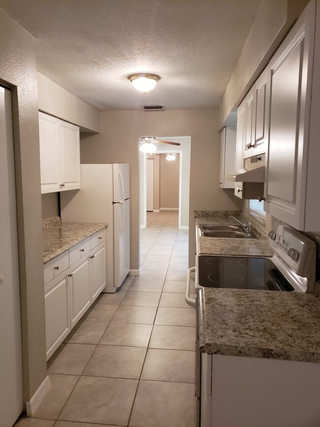 Building Photo - 3 Bed, 2 Bath, 1 Car garage.