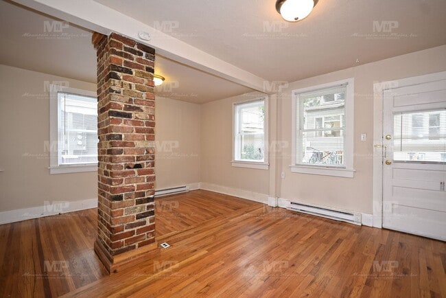 Building Photo - 318 W Laurel St