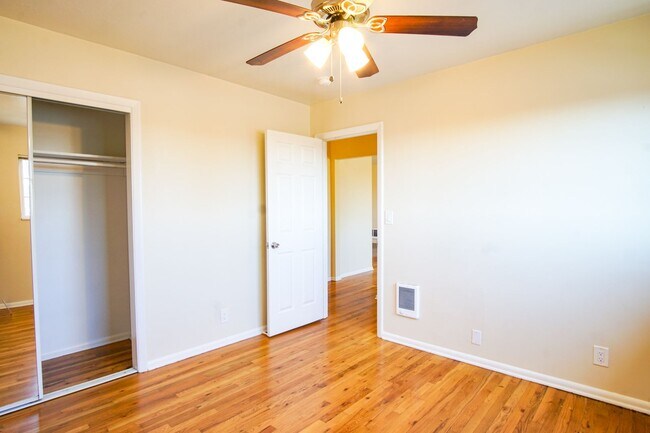 Building Photo - John's Landing 2Bdr w/Hardwoods, W&D, DW + Garage Parking!