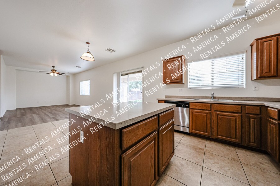 Building Photo - 935 E Blue Spruce Ln