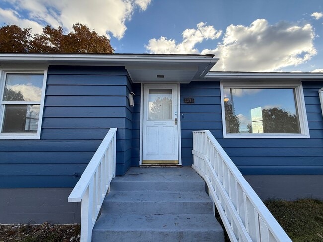 Building Photo - Charming 4 Bed, 2 Bath w/ Garage!