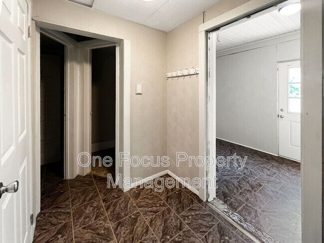 Building Photo - 200 Danis St