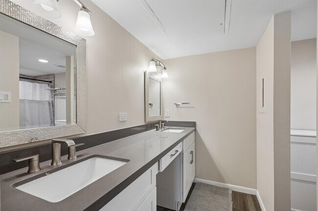 Building Photo - 1311 Antoine Dr