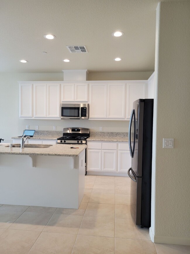 Building Photo - Modern Three Bedroom Home Near UC Merced!