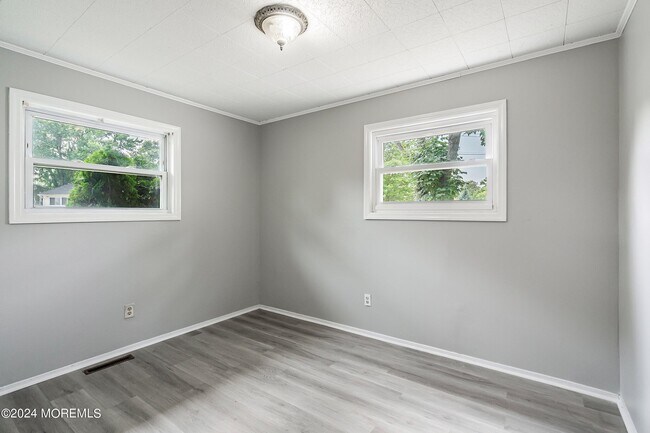 Building Photo - 394 Applegate Ave