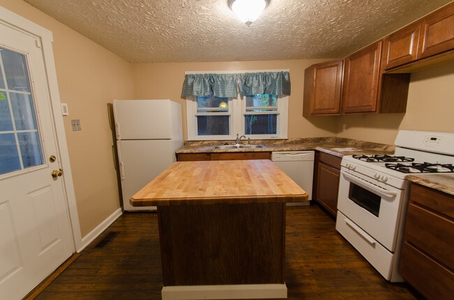 Building Photo - Spacious 3 bedroom, 1 bath Home - Availabl...
