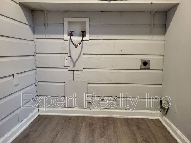 Building Photo - 203 Silver Leaf Dr