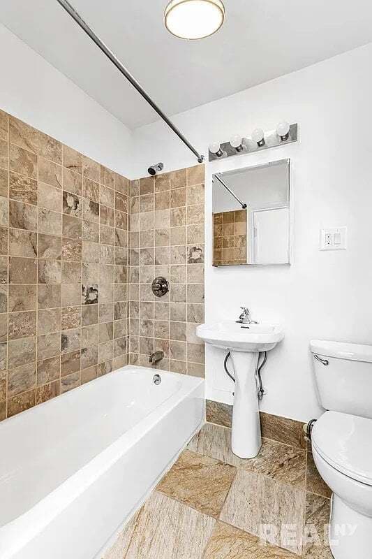 Building Photo - 115 Perry St