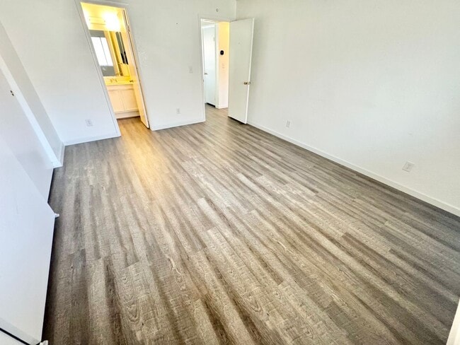 Building Photo - Don't miss this Desirable Spacious top-floor 2 bedroom condo located in Summerlin