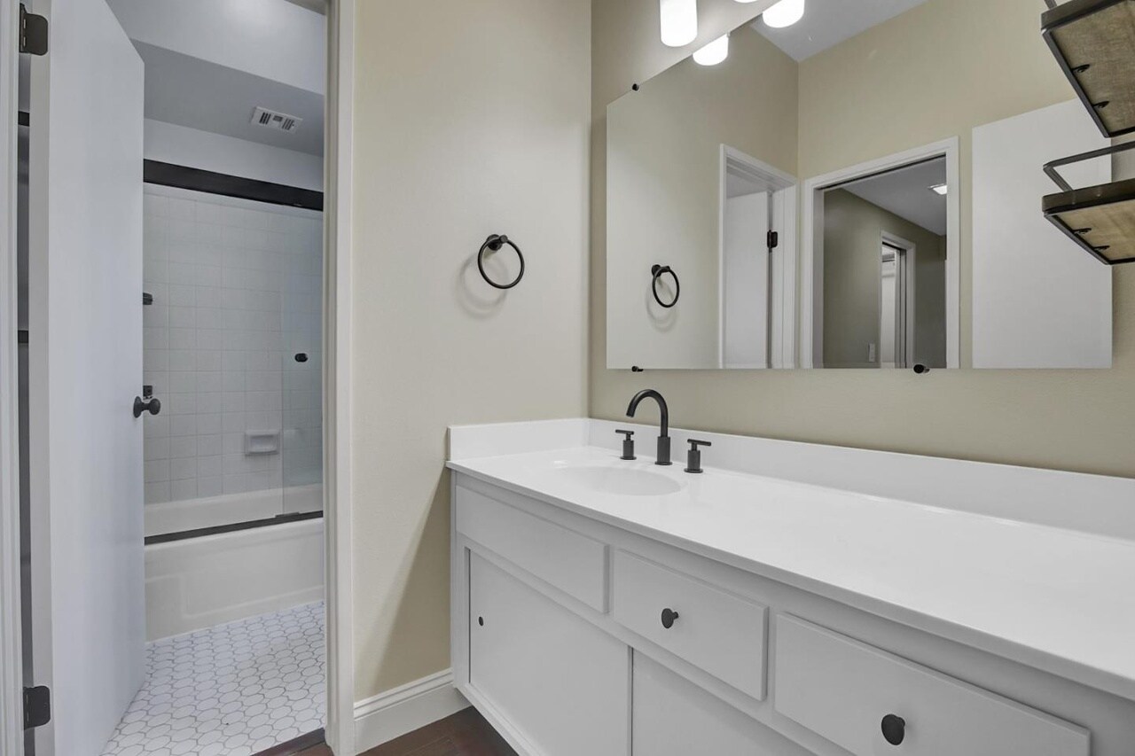 Building Photo - 4691 Albany Cir