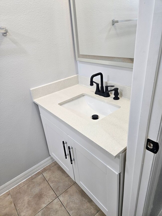 Building Photo - Stunning Fully Renovated Townhouse for rent in Land O' Lakes – Your Dream Home Awaits!