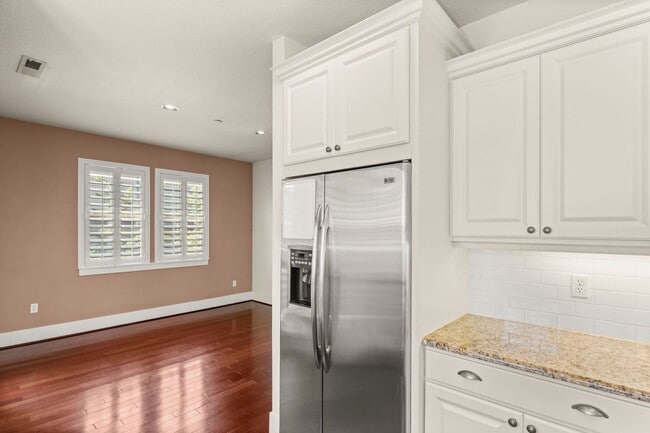 Building Photo - Must See! Luxury Townhome in West Sylvan Hills - Clubhouse/Pool/Garage!