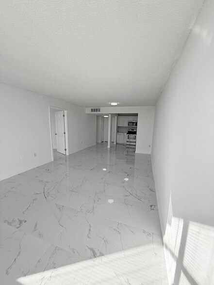 Building Photo - 1300 NE Miami Gardens Dr