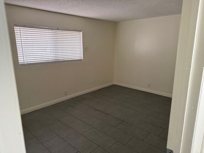 Building Photo - 595 S Royal Crest Cir