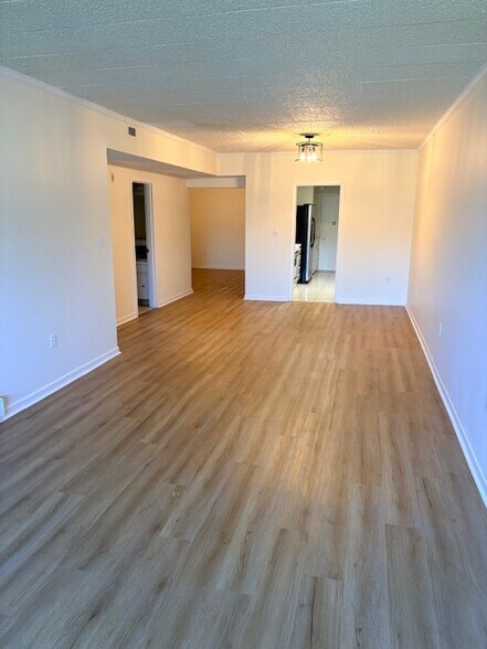 Building Photo - 550 Clay Ave