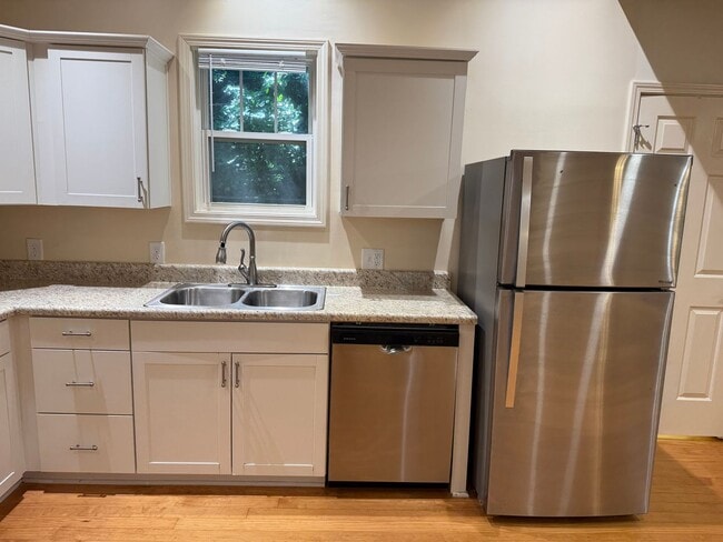 Building Photo - Beautiful 3 Bedroom Apartment