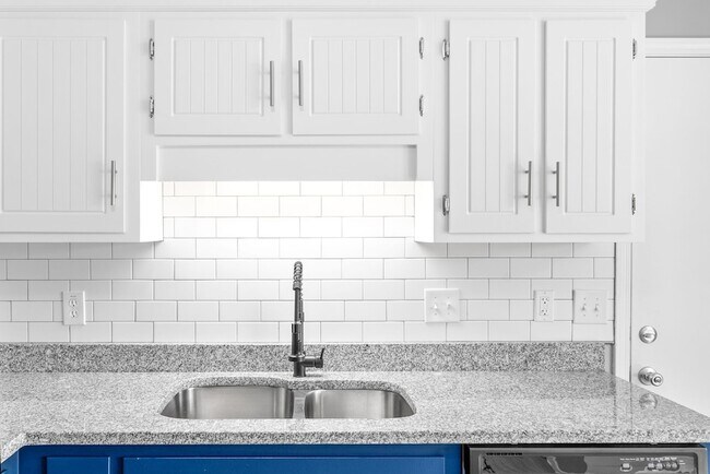 Building Photo - 830 Iris Ln