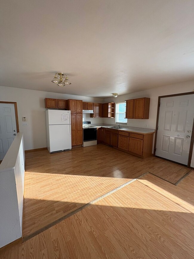 Building Photo - 2 Bed/ 1.5 Bath/ 2 Car Oversized Garage Ho...