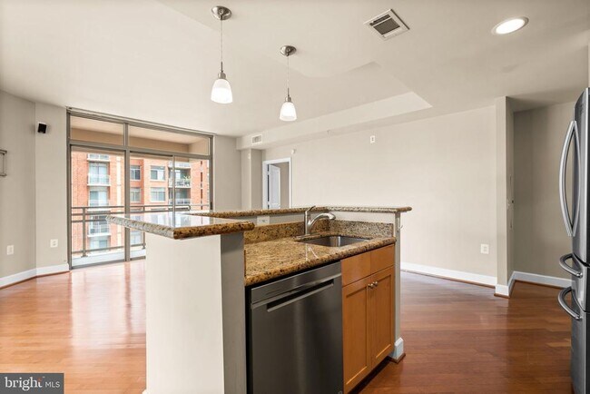 Building Photo - 3600 S Glebe Rd