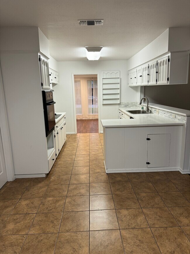 Building Photo - 200 Shalimar Dr